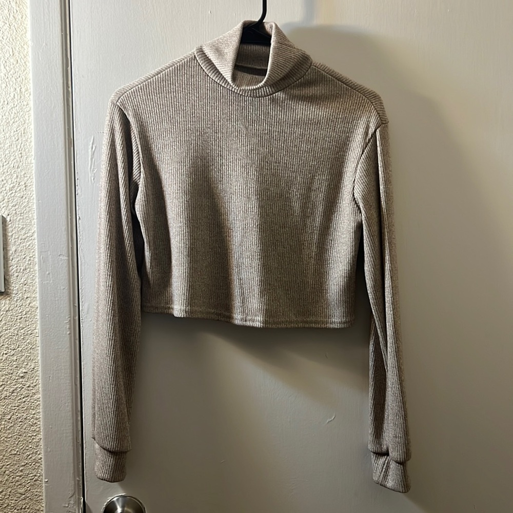 ROMWE BAIGE TURTLE NECK TOP SIZE SMALL